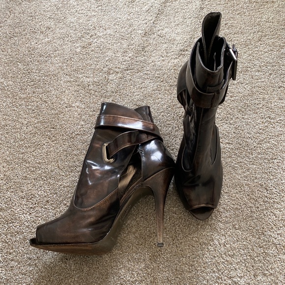 MARCIANO BY GUESS OPEN TOE BUCKLED BROWN/BRONZE DISTRESSED HEELS…SIZE 10M - Picture 8 of 11